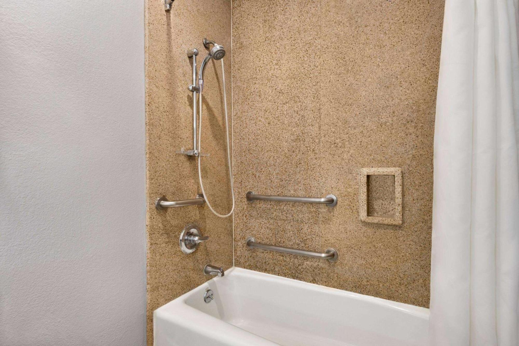 Days Inn & Suites By Wyndham Houston Hobby Airport Εξωτερικό φωτογραφία