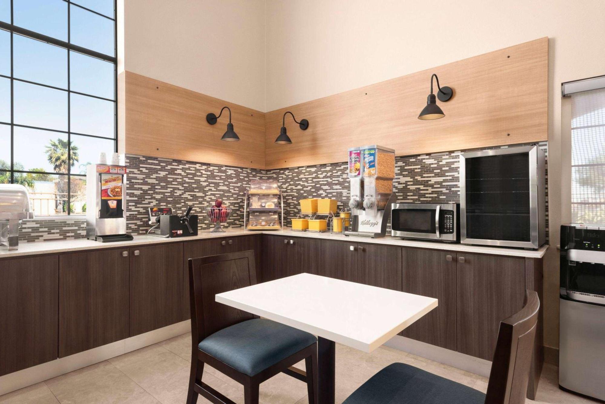 Days Inn & Suites By Wyndham Houston Hobby Airport Εξωτερικό φωτογραφία